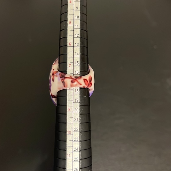 Vintage Plastic Lucite Ring, Floral, White, Purple, Boho, Retro, Size 7.75 - Picture 2 of 7